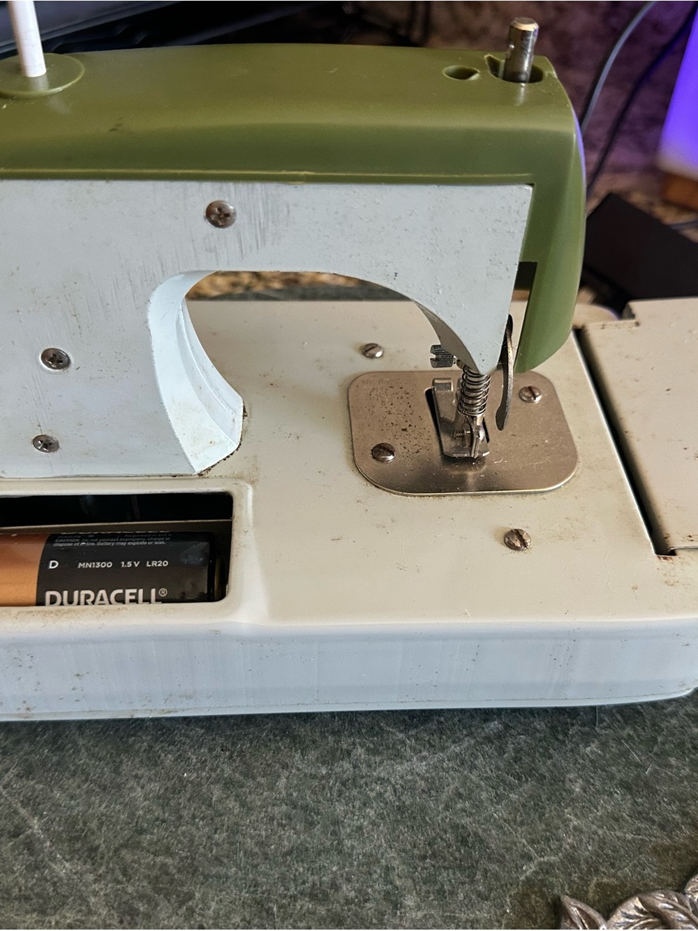 Zig-Zag Olive Green and Cream Sewing Machine - Picture 3 of 8